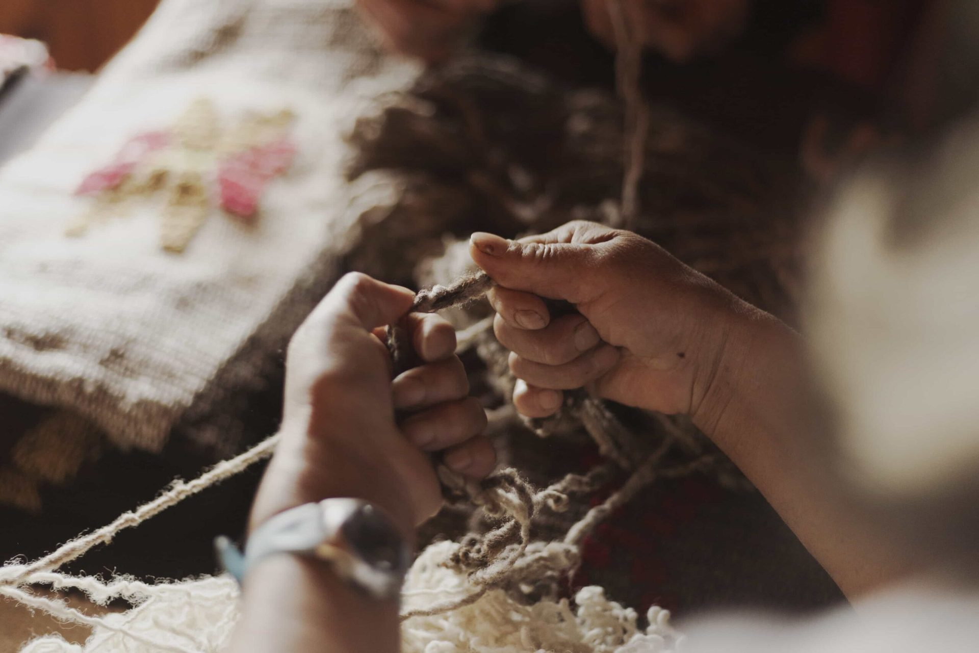 Manos tejiendo textiles de lana tradicionales