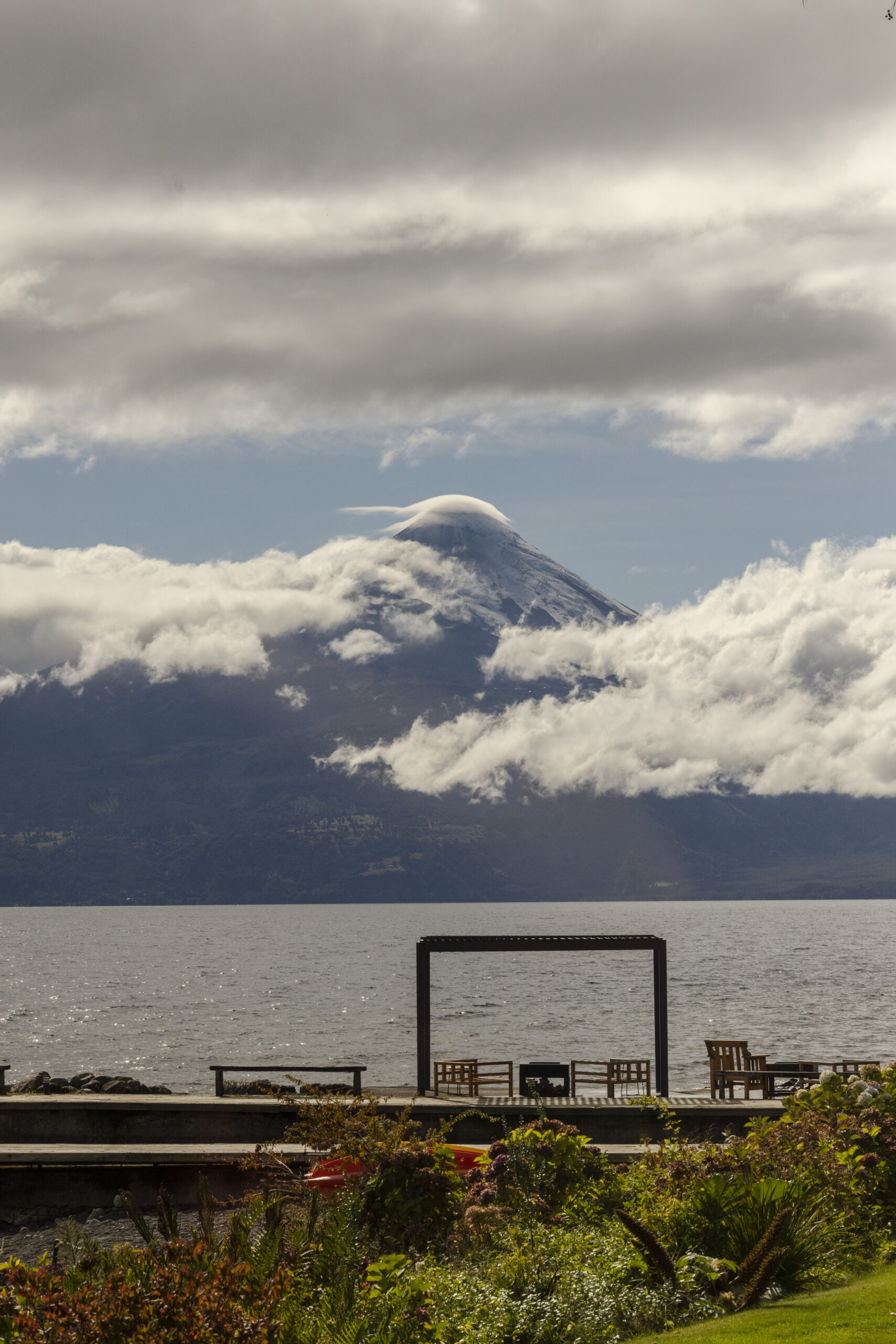 Hotel AWA frente al lago Llanquihue y el volcán Osorno